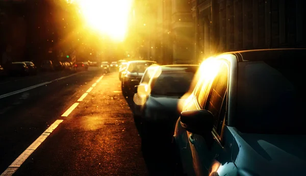 Автомобілі Стоять Дорозі Місті Рано Вранці Вид Автомобілі Припарковані Буксирі — стокове фото