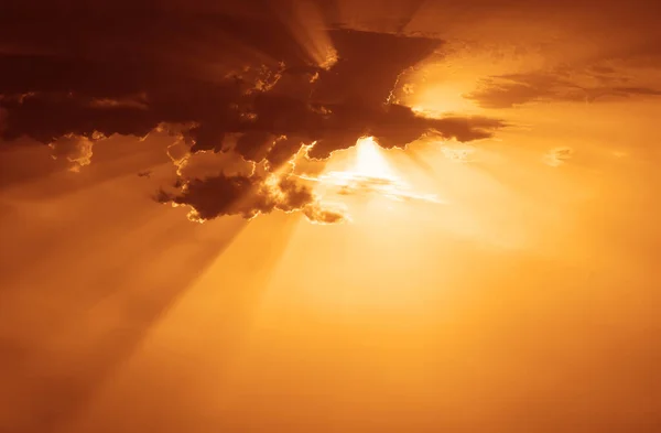 Grande Sol Atrás Céu Dramático Com Belos Raios Sol Silhuetas — Fotografia de Stock