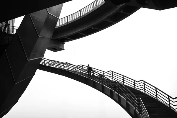 Ein Mann Bewegung Der Stufen Hinauf Geht Schwarz Weiß Isoliert — Stockfoto