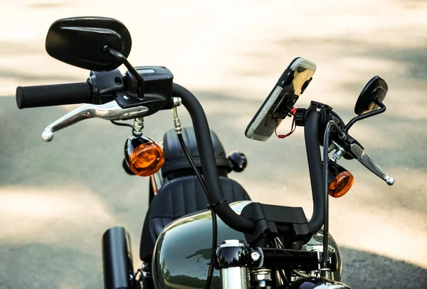 Motocykl Elektronickou Palubní Deskou Gps Volantu Mobilní Telefon Krytu — Stock fotografie