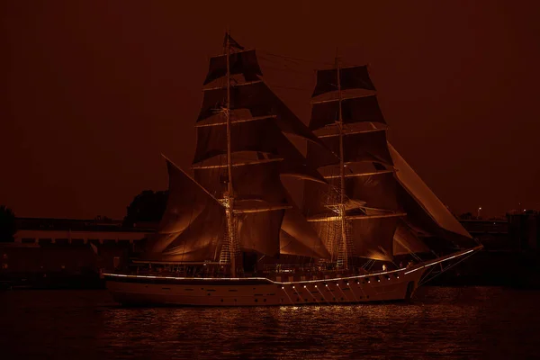 Rysk Brigg Repetition För Den Årliga Högtidsskolan Utexaminerade Scarlet Sails — Stockfoto