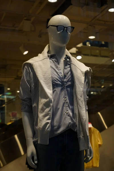 줄무늬 셔츠와 후드와 청바지를 마네킹 — 스톡 사진