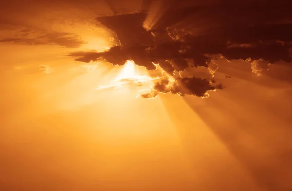 Grande Sol Atrás Céu Dramático Com Belos Raios Sol Silhuetas — Fotografia de Stock