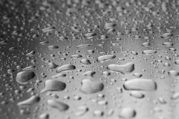 金属表面的水滴 金属表面的水滴 摘要水滴在灰色背景上 金属和湿宏观质感 — 图库照片