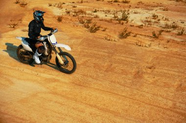 Extreme Off-Road Pisti 'nde FMX motosikletine binen Profesyonel Motokros Şoförünün Çekimi.