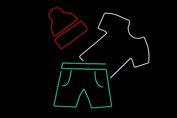 Tシャツ ショートパンツ レッドの帽子 Neon Label 服装プロモーションのイラスト 黒い背景に隔離され — ストック写真