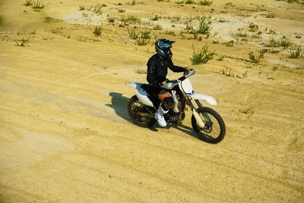 Motocicleta De Competência Amarela Na Trilha Do Motocross Fora Da