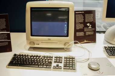 SAINT PETERSBURG - 16 Haziran 2021: Apple iMac G3 bilgisayarı 1998 'den orijinal Indigo mavi renginde ve masa arkasında fare ve klavye ile