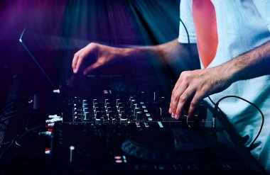 Hip hop DJ 'i kulüpteki partide dijital CD pikaplarda müzik parçalarını eşeliyor. Disk jokeyi müzikholün sahnesinden canlı yayın yapıyor. 