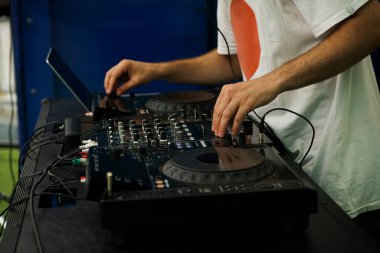 Hip hop DJ 'i kulüpteki partide dijital CD pikaplarda müzik parçalarını eşeliyor. Disk jokeyi müzikholün sahnesinden canlı yayın yapıyor. 