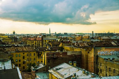 St. Petersburg 'un çatılarının üzerindeki şehir manzarası. Gökyüzüne karşı çatıların görüntüsü