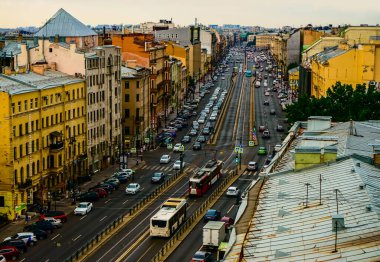 St. Petersburg 'un çatılarının üzerindeki şehir manzarası. Gökyüzüne karşı çatıların görüntüsü. Ligovsky görünümü