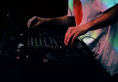 Hip hop DJ 'i kulüpteki partide dijital CD pikaplarda müzik parçalarını eşeliyor. Disk jokeyi müzikholün sahnesinden canlı yayın yapıyor. 