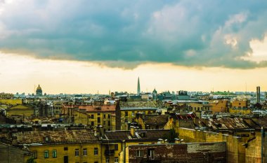 St. Petersburg 'un çatılarının üzerindeki şehir manzarası. Gökyüzüne karşı çatıların görüntüsü