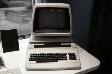 Eski Commodore kişisel bilgisayar sbm 8032 - sk serisi Saint Petersburg 'da sergileniyor.