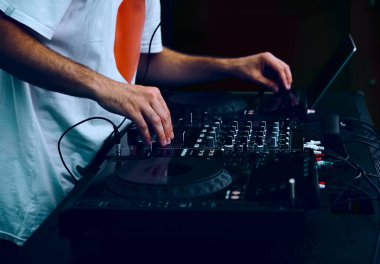 Hip hop DJ 'i kulüpteki partide dijital CD pikaplarda müzik parçalarını eşeliyor. Disk jokeyi müzikholün sahnesinden canlı yayın yapıyor. 