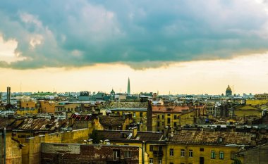 St. Petersburg 'un çatılarının üzerindeki şehir manzarası. Gökyüzüne karşı çatıların görüntüsü