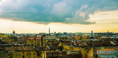St. Petersburg 'un çatılarının üzerindeki şehir manzarası. Gökyüzüne karşı çatıların görüntüsü