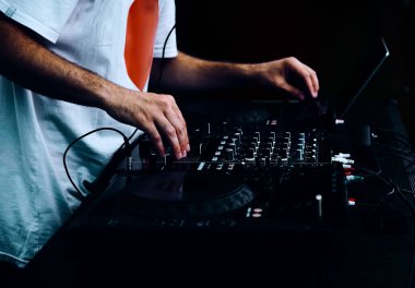 Hip hop DJ 'i kulüpteki partide dijital CD pikaplarda müzik parçalarını eşeliyor. Disk jokeyi müzikholün sahnesinden canlı yayın yapıyor. 