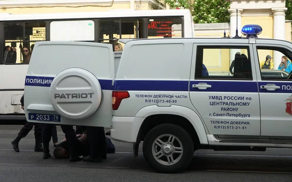 Saint Petersburg July 2021 Police Officer Handcuffing Arresting Well Dressed — Stock Photo, Image