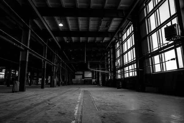 Wnętrze Starego Opuszczonego Hallu Fabrycznego Dużymi Oknami Puste Hale Konstrukcji — Zdjęcie stockowe