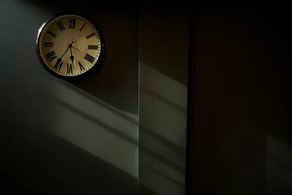 Graue Und Schwarze Kunststoffuhr Hängt Sonniger Wand Konzept Uhr Zeigt — Stockfoto