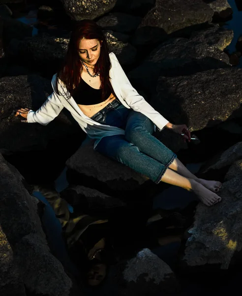 Menina Sentada Pedra Grande Dia Verão Com Cigarro Reflexão Água — Fotografia de Stock