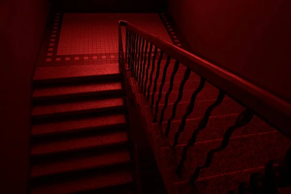 室内有闪亮金属栏杆的楼梯 红光瓷砖 商务中心室内楼梯侧视图 有一个空间的奥斯特里屋 走廊升降梯 — 图库照片