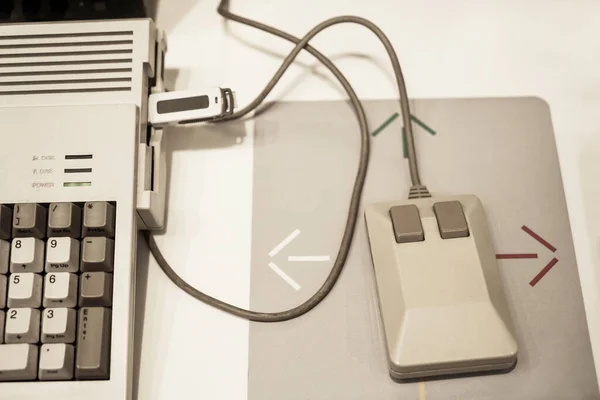 Retro Computermaus Tastatur Auf Tischhintergrund — Stockfoto