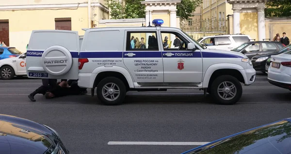 Sankt Petersburg Lipca 2021 Policjant Zakuwa Aresztuje Dobrze Ubranego Policjanta — Zdjęcie stockowe