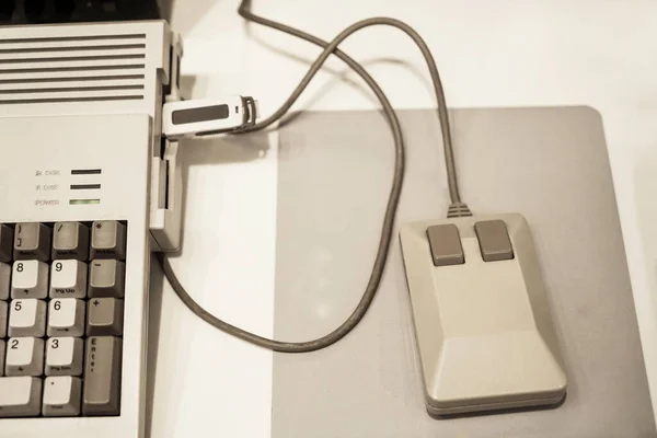 Retro Computermaus Tastatur Auf Tischhintergrund — Stockfoto