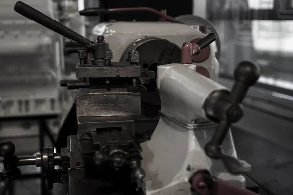 Funcionamiento Máquina Torno Corte Las Piezas Placa Latón Con Las —  Fotos de Stock