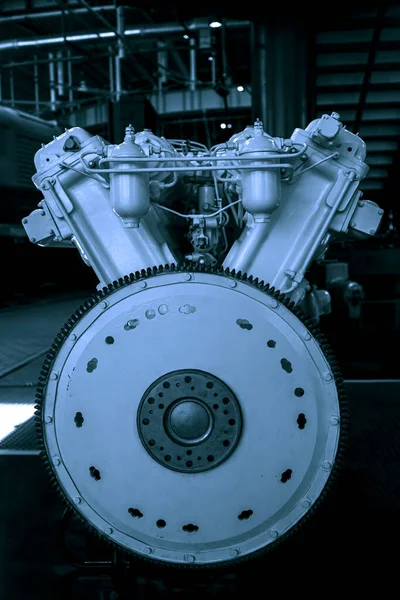 六缸V型内燃机的两个气缸盖侧视图 其阀门盖在地板上 火车修理店 — 图库照片