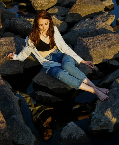 Dziewczyna Siedząca Wielkim Kamieniu Letni Dzień Papierosem Refleksja Wodzie — Zdjęcie stockowe