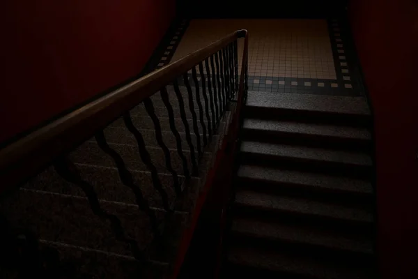 Лестница Блестящими Металлическими Перилами Помещении Красная Керамическая Плитка Внутренняя Лестница — стоковое фото