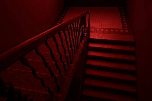 Çeride Parlak Metal Parmaklıkları Olan Merdiven Kırmızı Işık Seramik Fayanslar — Stok fotoğraf