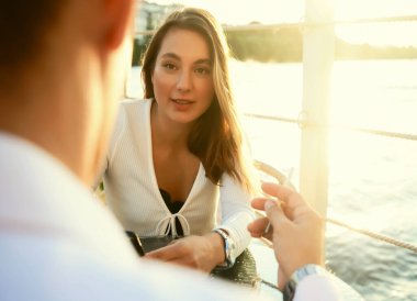 İş toplantısı. Ortaklar kafedeki masada proje detaylarını tartışıyor.