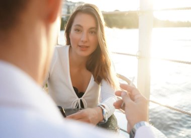 İş toplantısı. Ortaklar kafedeki masada proje detaylarını tartışıyor.