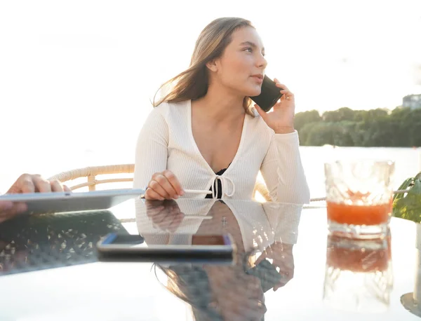 在欧洲城市的户外咖啡馆里 一个快乐的女商人坐在电话里聊天 阳光灿烂的夏日 — 图库照片