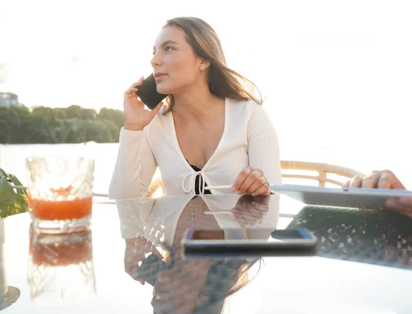 Mulher Negócios Feliz Falando Telefone Sentado Café Livre Cidade Europeia — Fotografia de Stock