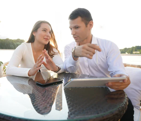 Young Couple Sitting Table Solving Problem Business Man Businesswoman Showing — Stock Photo, Image