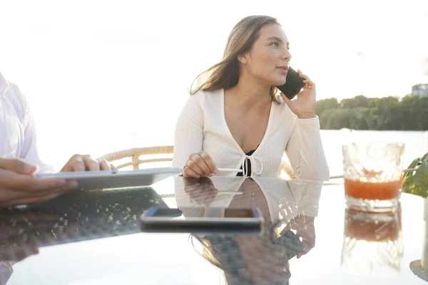 Avrupa Açık Bir Kafede Telefonla Konuşan Mutlu Bir Kadını Güneşli — Stok fotoğraf