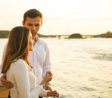 Genç çift güneşli bir günde sahilde sarılıp yürüyorlar. Birbirine aşık çiftler el ele tutuşup birbirlerine bakarlar. Sahil şeridinde bekleyen çift, boş kopya alanı.