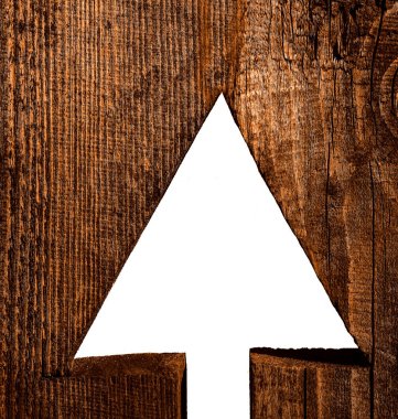 Tek bir üçgen delikli ahşap panel.