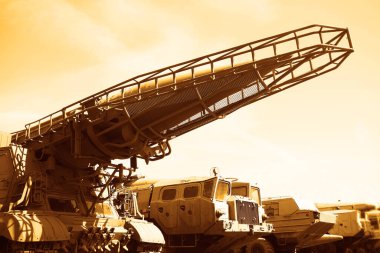 Kitle imha silahları. Savaş başlıklı bir füze gökyüzüne bakıyor, fırlatılmaya hazır. Nükleer silahlar, kimyasal silahlar. Bomba, bombardıman, mavi gökyüzünün arka planında 