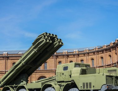 Kitle imha silahları. Savaş başlıklı bir füze gökyüzüne bakıyor, fırlatılmaya hazır. Nükleer silahlar, kimyasal silahlar. Bomba, bombardıman, mavi gökyüzünün arka planında 