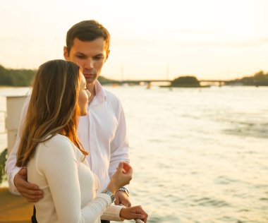 Genç çift güneşli bir günde sahilde sarılıp yürüyorlar. Birbirine aşık çiftler el ele tutuşup birbirlerine bakarlar. Sahil şeridinde bekleyen çift, boş kopya alanı.