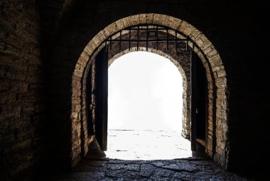 Antik kale sarayı. Kale kulesi ve kapı kapısı. 