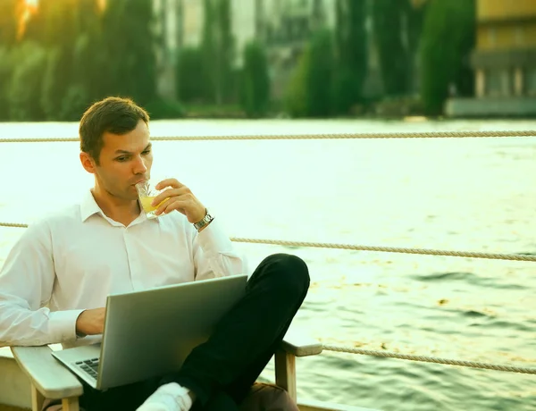 Portret Van Een Knappe Jonge Blanke Zakenman Met Laptop Een — Stockfoto