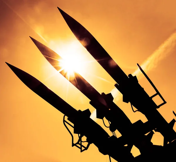 Tömegpusztító Fegyverek Egy Rakéta Robbanófejjel Napos Égre Néz Kilövésre Készen — Stock Fotó